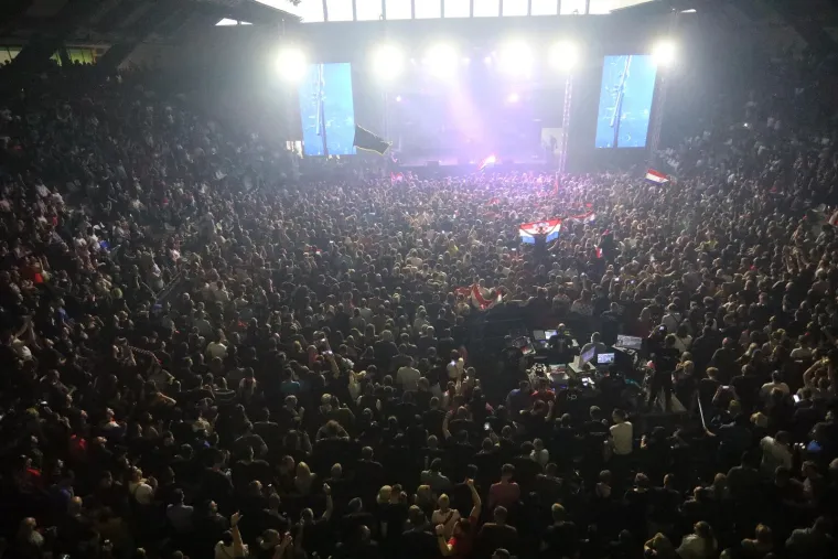 Thompson napunio karlovačku dvoranu Mladost: Ipak, čini se kako ni ovaj put nije moglo proći bez crnih zastava i usta&scaron;kih pozdrava