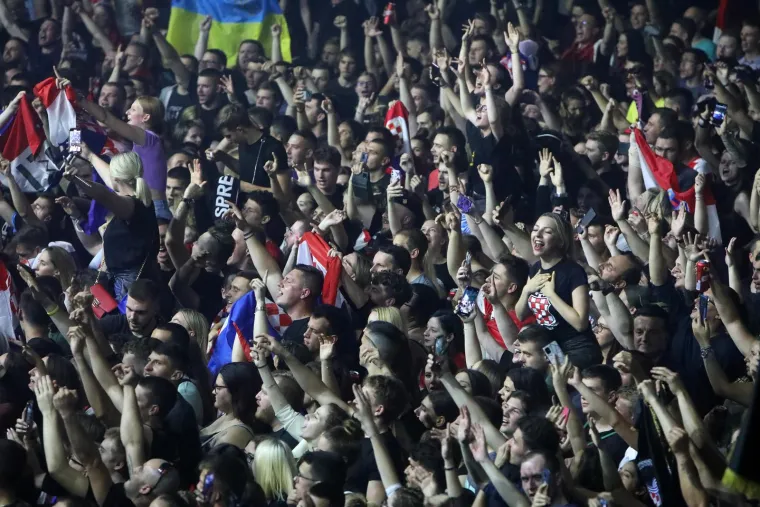 Thompson napunio karlovačku dvoranu Mladost: Ipak, čini se kako ni ovaj put nije moglo proći bez crnih zastava i usta&scaron;kih pozdrava