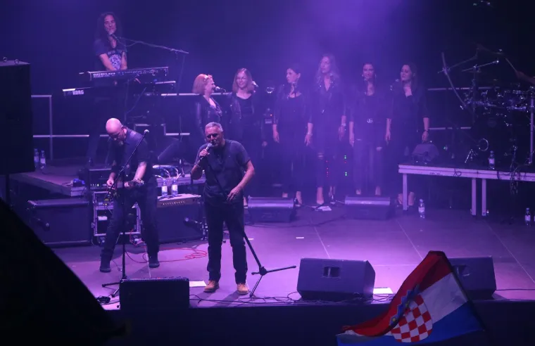 Thompson napunio karlovačku dvoranu Mladost: Ipak, čini se kako ni ovaj put nije moglo proći bez crnih zastava i usta&scaron;kih pozdrava