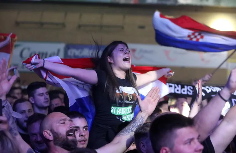 Thompson napunio karlovačku dvoranu Mladost: Ipak, čini se kako ni ovaj put nije moglo proći bez crnih zastava i usta&scaron;kih pozdrava