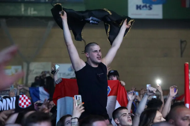 Thompson napunio karlovačku dvoranu Mladost: Ipak, čini se kako ni ovaj put nije moglo proći bez crnih zastava i usta&scaron;kih pozdrava