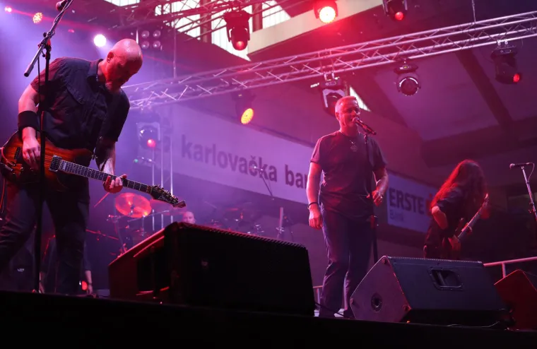 Thompson napunio karlovačku dvoranu Mladost: Ipak, čini se kako ni ovaj put nije moglo proći bez crnih zastava i usta&scaron;kih pozdrava