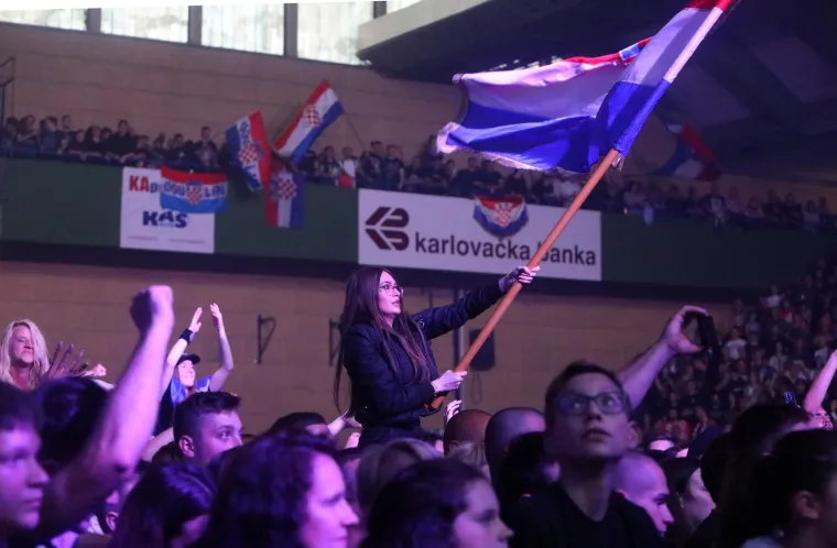 Thompson napunio karlovačku dvoranu Mladost: Ipak, čini se kako ni ovaj put nije moglo proći bez crnih zastava i usta&scaron;kih pozdrava