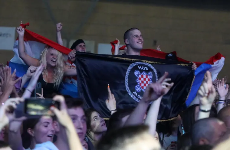 Thompson napunio karlovačku dvoranu Mladost: Ipak, čini se kako ni ovaj put nije moglo proći bez crnih zastava i usta&scaron;kih pozdrava