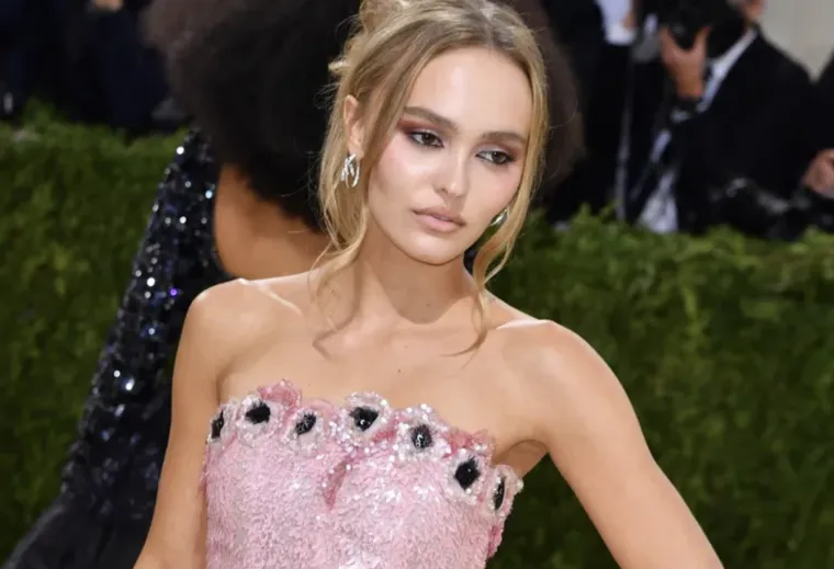 Porota od sedam članova počela je raspravljati u petak poslijepodne. Depp tuži Hearda (36) za klevetu zbog članka u prosincu 2018. koji je glumica iz Aquamana napisala o izlaganju tvrdnji o obiteljskom zlostavljanju. Traži 50 milijuna dolara odštete, tvrdeći da mu uništava karijeru.