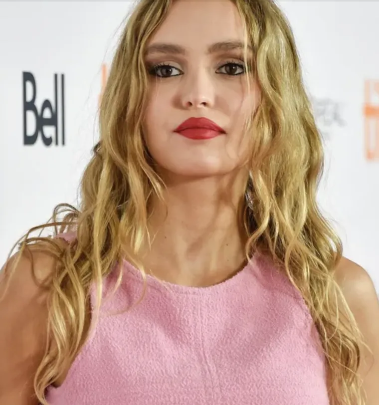 Depp i Heard vjenčali su se u veljači 2015. tijekom intimne proslave na njegovom privatnom otoku na Bahamima. Depp se prošlog mjeseca prisjetio da je Lily-Rose, starija od njegovo dvoje djece, preskočila svadbu, na kojoj je, prema Deppu, bilo oko 20 do 25 ljudi.