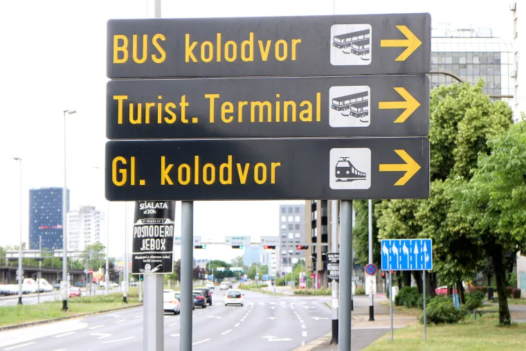 Putokazi na zagrebačkim ulicama koji  već 9 godina pokazuju krivi put 