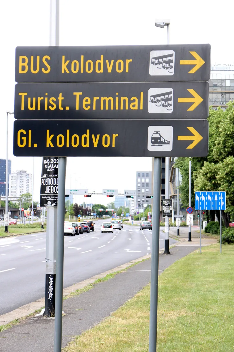 Putokazi na zagrebačkim ulicama koji  već 9 godina pokazuju krivi put 