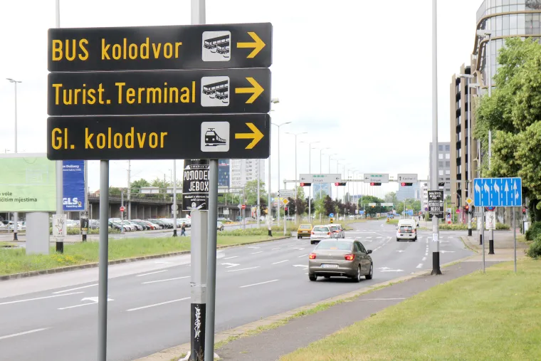 Putokazi na zagrebačkim ulicama koji  već 9 godina pokazuju krivi put 