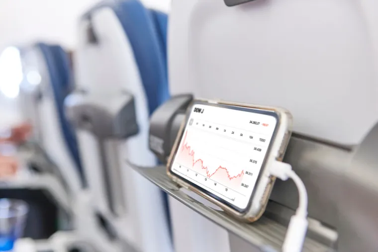 &Scaron;tedi li zrakoplovni način bateriju u zrakoplovu: Ako vas sigurnosne posljedice neprelaska na način rada u zrakoplovu ne pla&scaron;e, razmislite o sljedećem: primanje i slanje bežičnih signala jedan je od najvećih tro&scaron;enja baterije va&scaron;eg mobitela. Dakle, prelazak na način rada u zrakoplovu &scaron;tedi na potro&scaron;nji baterije jednostavno zato &scaron;to sa svojim telefonom ne možete učiniti toliko koliko biste radili s normalnom vezom. U&scaron;teda baterije razlikuje se od uređaja do uređaja, ali kori&scaron;tenje zrakoplovnog načina tijekom leta znači da ćete kada sletite imati veće &scaron;anse da imate dovoljno baterije da nazovete svoje voljene ili taksi, provjerite e-po&scaron;tu ili pronađete upute za va&scaron; hotel.