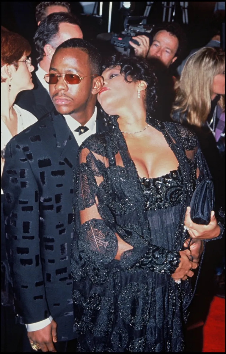 Pjevačica i njezin suprug Bobby Brown privukli su poglede na dodijeli nagrade Grammy 2000., navodno su se čudno smijali. Mjesec dana prije Grammyja u njihovim koferima pronađena marihuna, a policija na aerodromu je sve zataškala tako da nije došlo do tužbe. Mnogi vjeruju da je tada Whitney krenula na put prema ovisnosti...