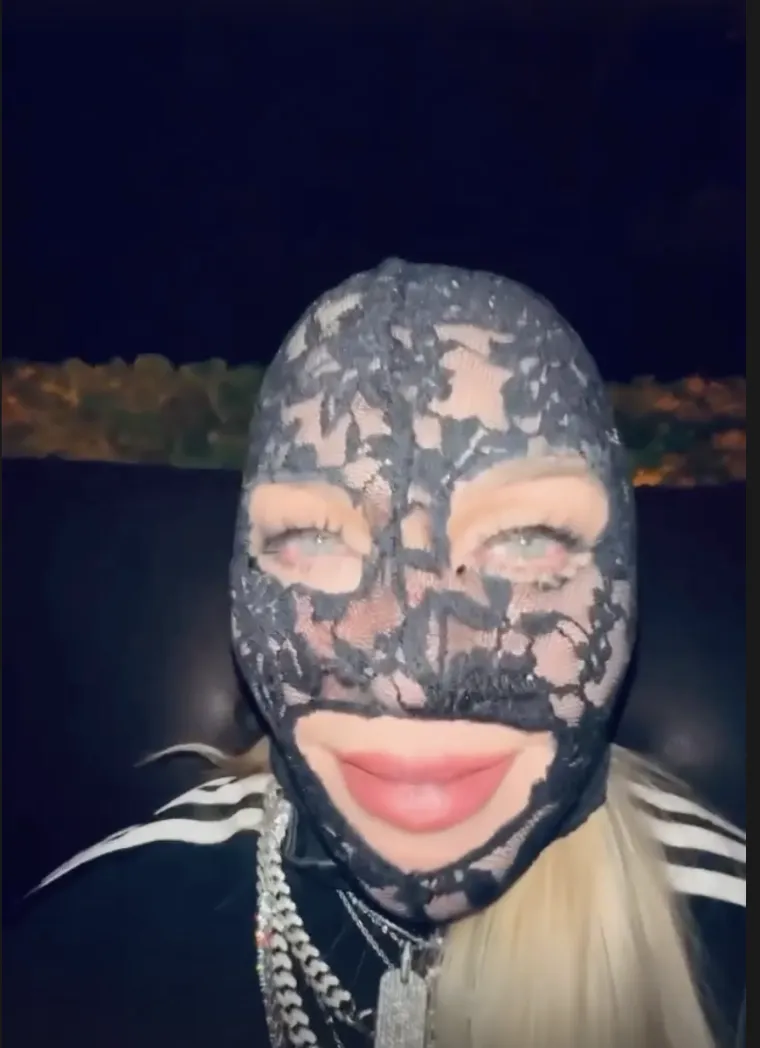 Madonna šokirala obožavatelje posljednjim fotografijama, a posebno zabrinjava njezino lice i čudnovate grimase