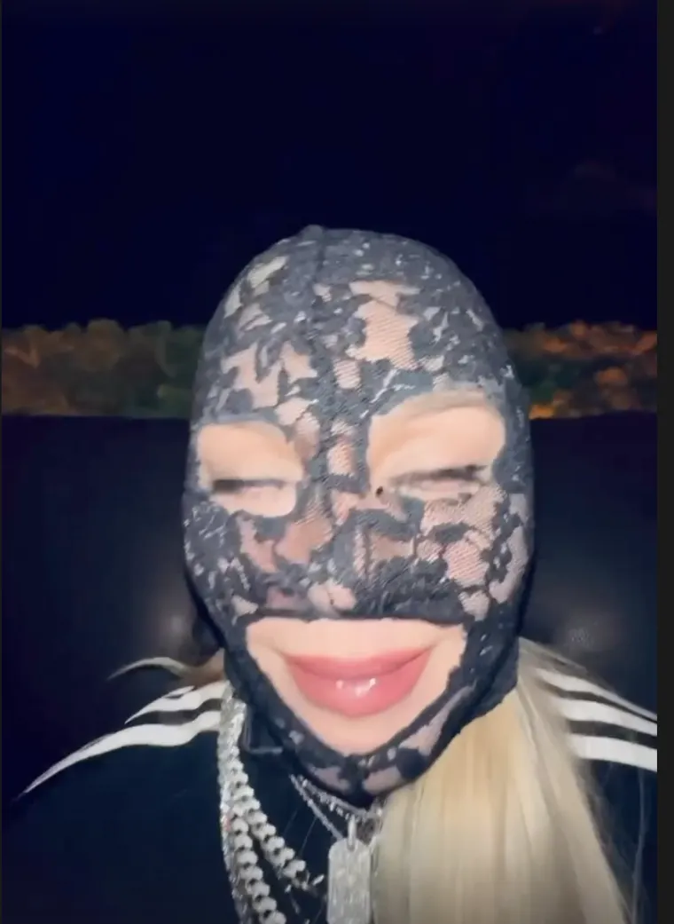 Madonna šokirala obožavatelje posljednjim fotografijama, a posebno zabrinjava njezino lice i čudnovate grimase