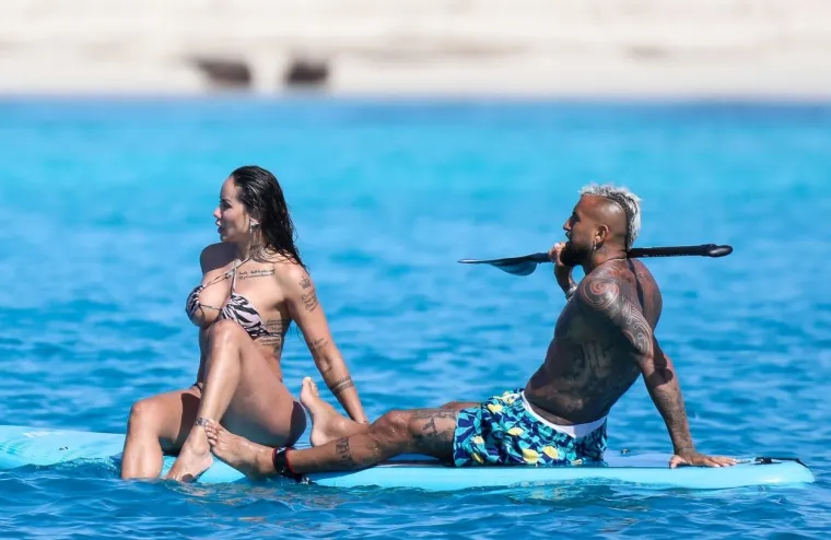 Djevojka slavnog nogometaša pokazala previše dok je uživala na jahti, paparazzi su sve snimili