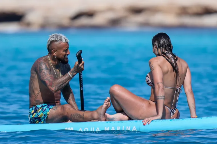 Djevojka slavnog nogometaša pokazala previše dok je uživala na jahti, paparazzi su sve snimili