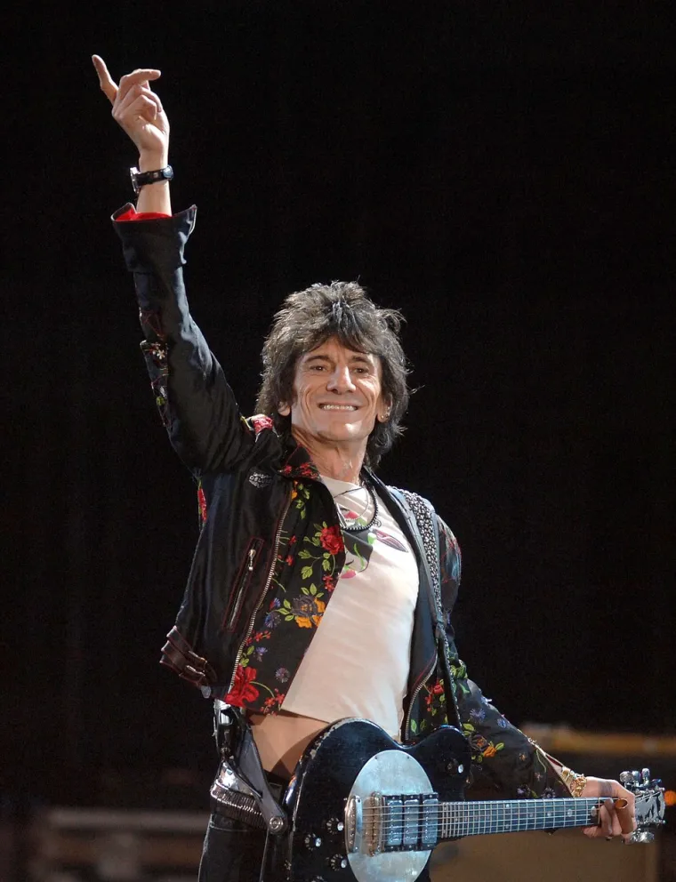 Ronnie Wood se 2016. godine odrekao pušenja, nakon što je skoro 50 godina pušio 25 do 30 cigareta dnevno. U paklu ovisnosti, Ronnie Wood nije bio najbolji otac na svijetu. Njegova bivša supruga Jo napisala je da je Wood jednom potrošio novac koji je trebao ići na školarinu njihove djece na skupi sat. Srećom, takvo ponašanje se promijenilo.