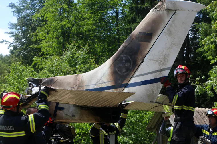 Helikopterom izvučeni dijelovi aviona u kojem su život izgubile četiri osobe