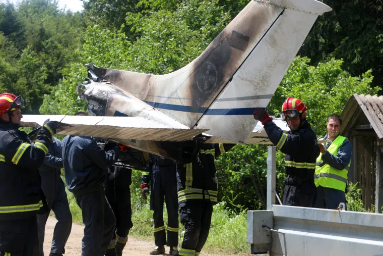 Helikopterom izvučeni dijelovi aviona u kojem su život izgubile četiri osobe