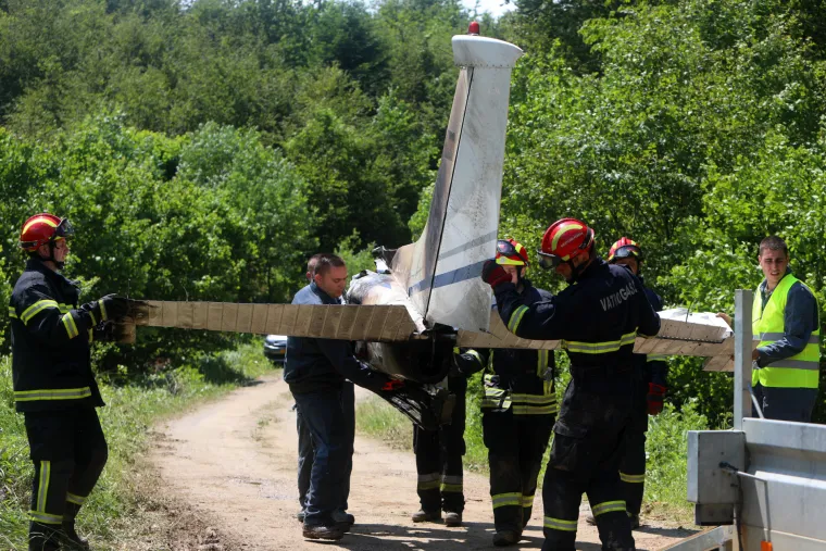 Helikopterom izvučeni dijelovi aviona u kojem su život izgubile četiri osobe
