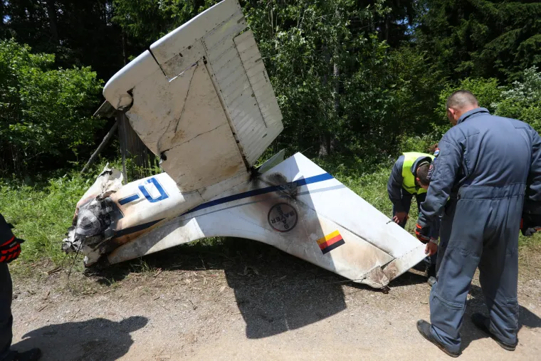 Helikopterom izvučeni dijelovi aviona u kojem su život izgubile četiri osobe