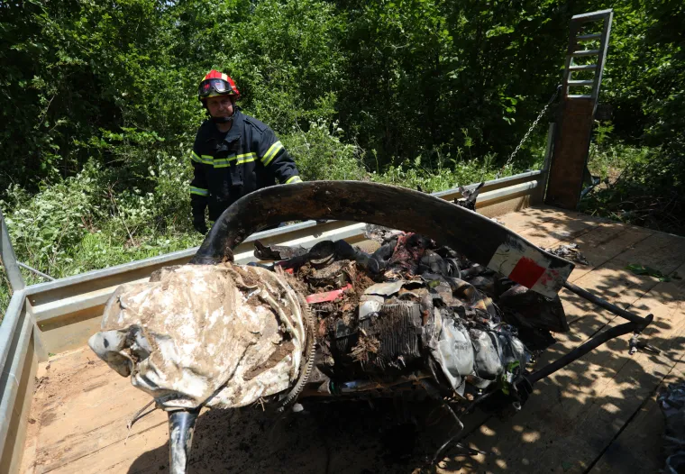 Helikopterom izvučeni dijelovi aviona u kojem su život izgubile četiri osobe