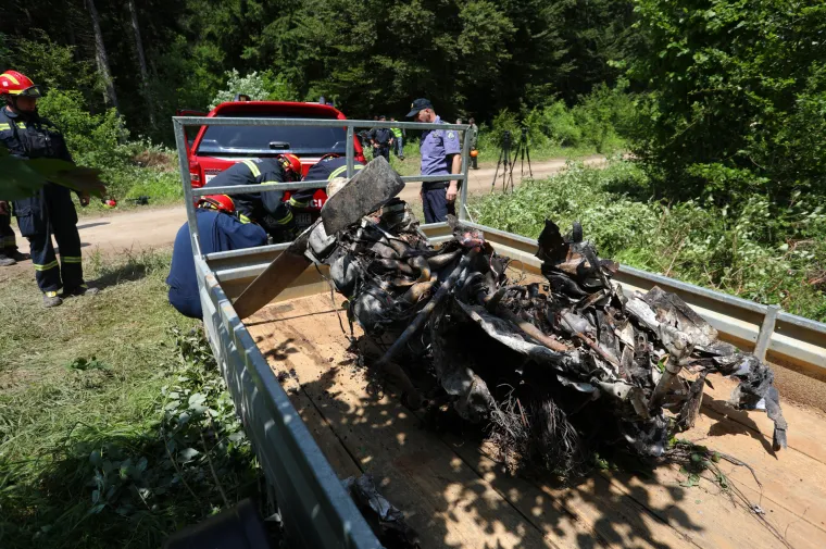 Helikopterom izvučeni dijelovi aviona u kojem su život izgubile četiri osobe