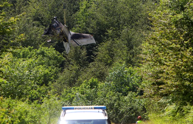 Helikopterom izvučeni dijelovi aviona u kojem su život izgubile četiri osobe