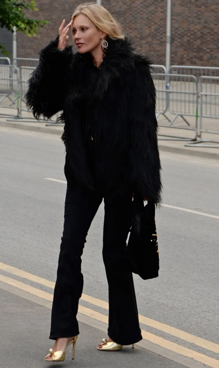 Kate Moss je tada rekla voditeljici Gaby Roslin da nije frustrirana publicitetom oko svoje veze. &quot;Oni zapravo ne znaju ništa. Oni samo pretpostavljaju sve te optužbe&quot;, ispričala je manekenka, a Depp je dodao: &quot;To je stvarno dobra fikcija. Oni pišu neke stvarno zanimljive priče.&quot;

Roslin je potom pitala par je li teško održati vezu jer su oboje slavne osobe. Moss je odmah odgovorila: &quot;Ne.&quot; Međutim, Depp je na trenutak zašutio potaknuvši britansku manekenku da kaže: &quot;Johnny&quot;, pa je odgovorio: &quot;Ne, ne. Ne.&quot;