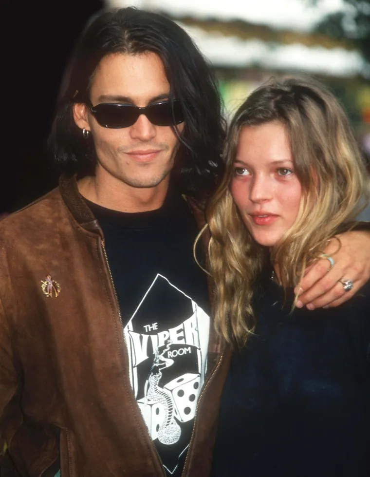 U intervjuu za Good Morning Television, britansku jutarnju emisiju iz 2005. , Depp je branio Moss nakon što su mediji prozvali manekenku zbog fotografija na kojima se navodno vidi kako šmrče kokain. &quot;Ona je jako oštra, stvarno pametna i ima sjajno srce&quot;, rekao je tada Depp o Kate Moss. 

&quot;Ona je dobra mama, a slučajno je čovjek, a novinari to ne dopuštaju, a to je neoprostivo.&quot; Tijekom tog intervjua Depp je rekao da je &quot;zaprepašten i šokiran vrstom opakih napada.&quot;