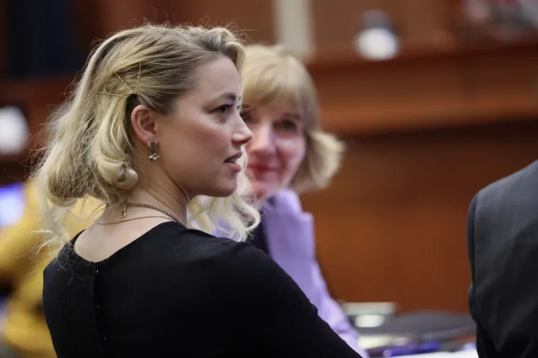 Pravna suradnica CBS Newsa Jessica Levinson tvrdi: &quot;Pitanje je ako ona kaže: &apos;Gle, nemam novca, možete pogledati u moje bankovne račune&apos;, onda možemo razgovarati o stvarima kao što je ovršenje njezine plaće. To nije neuobičajena situacija u kojoj netko kaže: &apos;Nemam - ne mogu ovo ispuniti&apos;, i zato sigurno mislim da bi, zato što ona ima potencijal zarade, dio njezine plaće mogao biti ovršen&quot;.