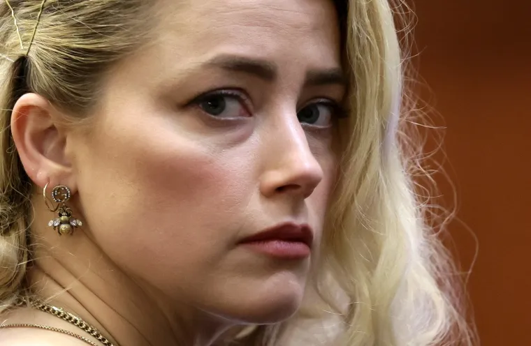 Spurgeon kaže da Amber može podnijeti zahtjev za bankrotom čime bi se eliminiralo 10 milijuna dolara kompenzacijske štete, no i dalje bi morala platiti 350 tisuća dolara kaznene štete. &quot;Postoji opcija da Depp odluči da neće izvršiti presudu, odričući se novčane odštete&quot;, rekla je Spurgeon i naglasila da &quot;trenutno Depp upravlja situacijom&quot;. Nadodala je da bi Depp mogao pregovarati s Heard o nižem iznosu odštete. Depp se također oglasio na Instagramu i napisao da je &quot;cilj pokretanja ovog slučaja bio otkriti istinu, bez obzira na ishod.&quot; 