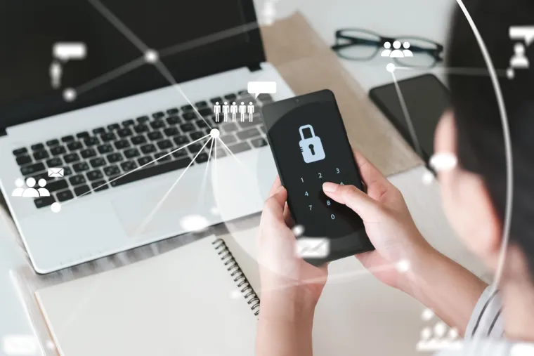 1. Zaštitite svoje privatne podatke: Najlakši način da prevaranti zlonamjerno koriste vaš telefonski broj je jednostavno upisivanje web-lokacije za pretraživanje ljudi, kao što su WhoEasy, Whitepages ili Fast People Search. &quot;Ove stranice mogu otkriti osobne podatke o vama za manje od nekoliko sekundi&quot;, tvrdi tehnički stručnjak Burton Kelso. Web-lokacije koje pretražuju ljudi, kupuju vaše osobne podatke, a zatim ih prodaju ljudima koji žele vaše podatke, poput hakera. Informacije koje se nalaze na ovim stranicama uključuju vašu adresu, stečajeve/bankrot, kaznene dosjee te imena i adrese članova obitelji. Sve se to može koristiti za ucjenu, uhođenje, hakiranje društvenih medija ili krađu identiteta.
