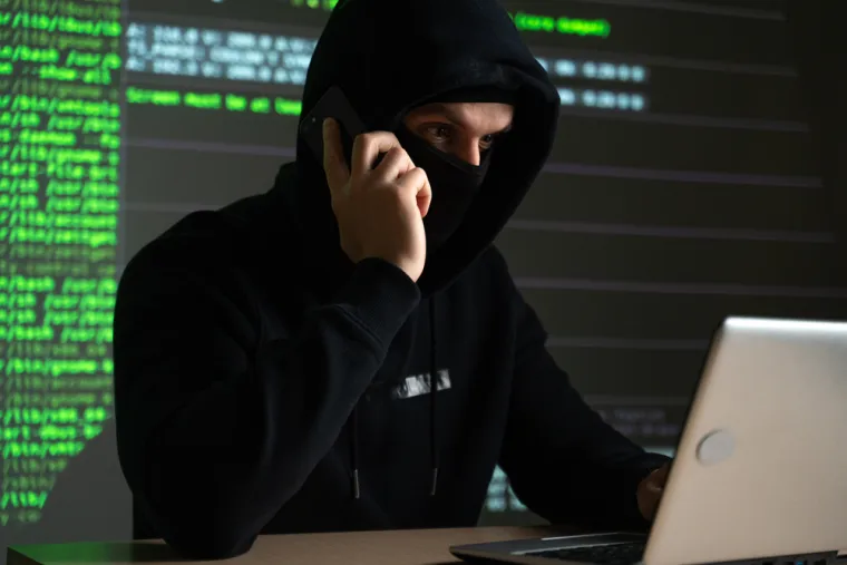 3. Haker može prevariti vaš broj: Još uvijek se pitate što netko može učiniti s vašim telefonskim brojem? Prema podacima koje je prikupio YouMail, 2019. bilo je gotovo 26 milijardi poziva prijevare, a prevaranti su sve pametniji. Sada koriste tehniku ​​zvanu lažiranje kako bi vas lakše prevarili. Lažiranje je kada netko uspije da se vaš telefonski broj pojavi na ID-u pozivatelja kada zapravo niste vi taj koji upućuje poziv. Možda ste primijetili telefonske pozive s brojeva s istim pozivnim brojem ili identičnim onima koje često zovete. Kada vas prevarant natjera da se javite, ima priliku prevariti vas u bilo koju shemu koju su smislili korištenjem određenih fraza kako bi zvučale iskreno ili vas zavarati da im date podatke o svojoj kreditnoj kartici. Ponekad se radi o tome da vas prevari tako da odgovorite na nekoliko pitanja, a kada zabilježe vaše &quot;da&quot; ili &quot;ne&quot;, mogli bi to upotrijebiti u prijevarama koje se aktiviraju glasom. Za lažiranje telefonskog broja nije potrebno puno. Postoje aplikacije i web stranice koje dopuštaju prevarantima da jednostavno utipkaju telefonski broj i upućuju poziv. Super je jednostavno i brzo, što ga čini privlačnim za prevarante. (Srećom, postoje i aplikacije za privatnost i sigurnost.)