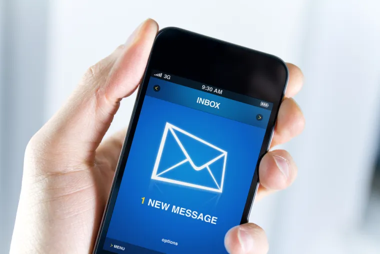 Kako se zaštititi od hakera: 1. Koristite drugi način da stupite u kontakt: &quot;Ako ikada dobijete neželjeni SMS od kontakta koji ne prepoznajete (ili čak s vlastitog broja), trebali biste ga tretirati kao sumnjivu e-poštu u kojoj se od vas traži novac&quot;, kaže Ryan Toohil, CTO tvrtke Aura. Nikada nemojte kliknuti na vezu ako postoji. &quot;Ako vaš telefon &quot;nema signala&quot; ili kaže &quot;samo hitni pozivi&quot;, čak i nakon ponovnog pokretanja telefona, upotrijebite drugi telefon da nazovete svog pružatelja usluga i neka odmah provjere status&quot;, savjetuje Hanson. Ako primite sumnjivu poruku, ali i dalje mislite da bi mogla biti od prijatelja ili kolege, Toohil kaže da se obratite njima kako biste potvrdili na neki drugi način, bilo da je to pozivanje na njihov telefon, slanje poruke, slanje e-pošte, itd.