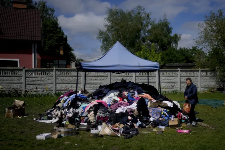 U Borodjanki, ispred crkve vr&scaron;i se podjela odjeće Ukrajincima koji su ostali bez svega