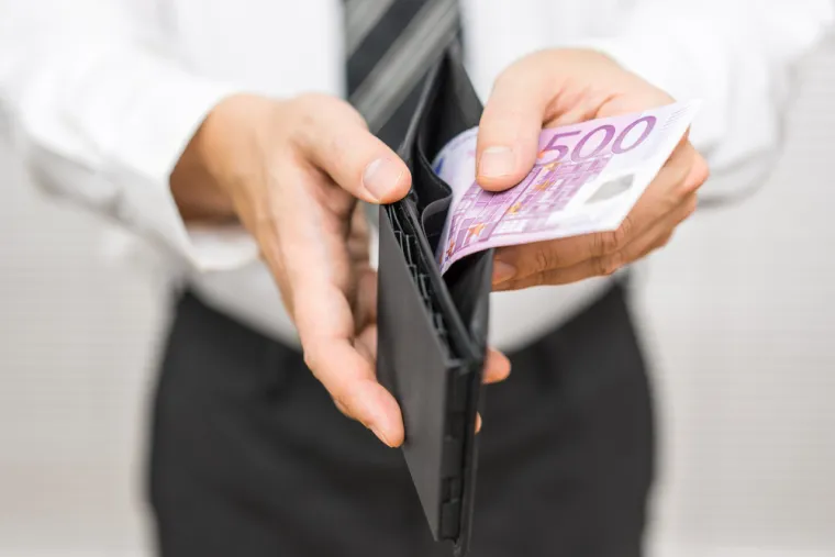 Imajte 500 eura u kući: Austrijske vlasti preporučuju da svako kućanstvo treba imati 500 eura u malim novčanicama. Važno je da se gotovina ne ostavlja za hitne slučajeve u stanu ispod madraca ili knjiga, piše Fenix-magazin.