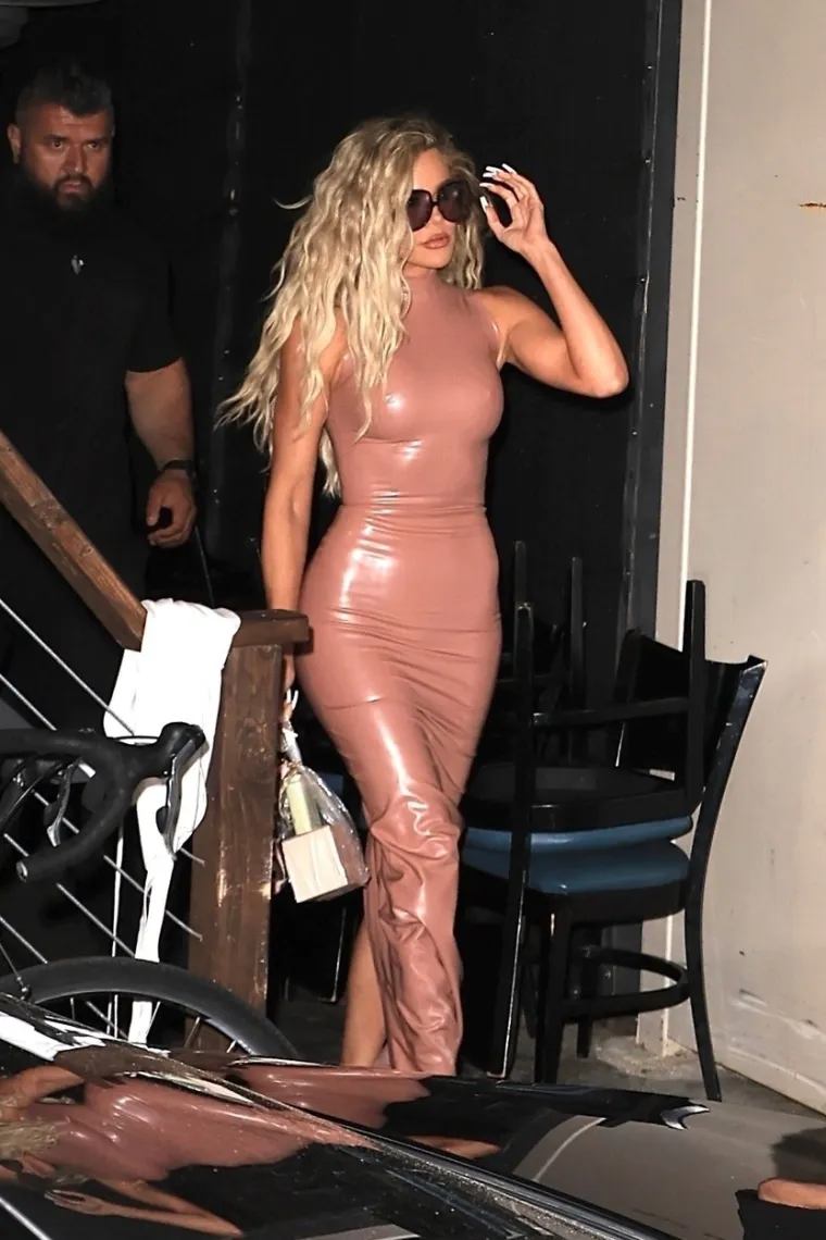 Kardashianke i na običnu večeru izlaze kao da idu na crveni tepih: Sve poglede je ukrala Khloe u lateks haljini