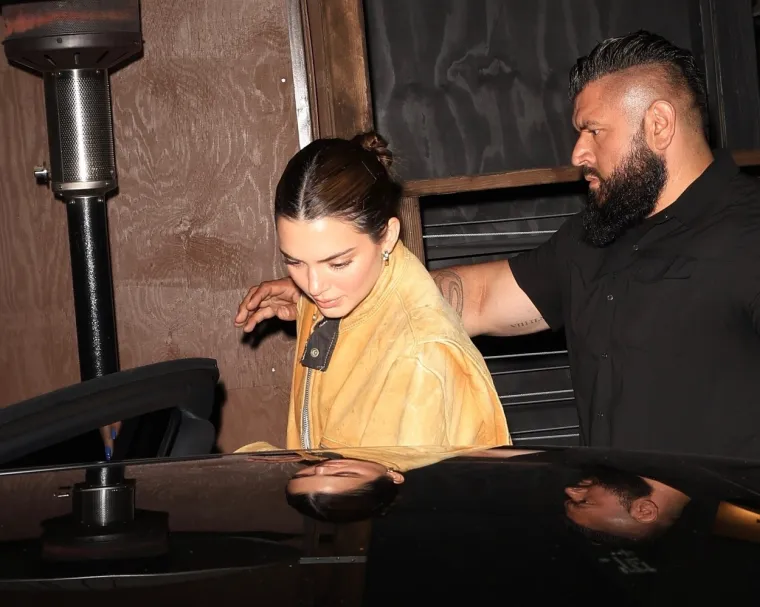 Kardashianke i na običnu večeru izlaze kao da idu na crveni tepih: Sve poglede je ukrala Khloe u lateks haljini