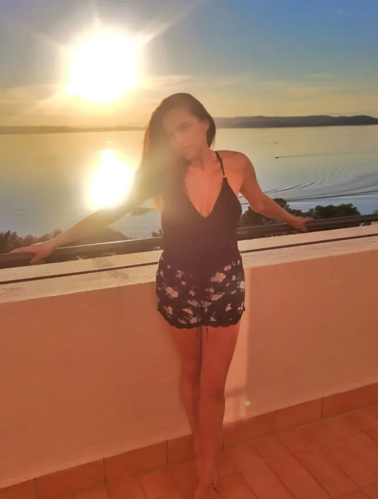 Otkad su je glupo prozvali zbog kratkih hlačica, Marijana Mikulić ne izlazi iz bikinija - i baš ju je gušt gledati