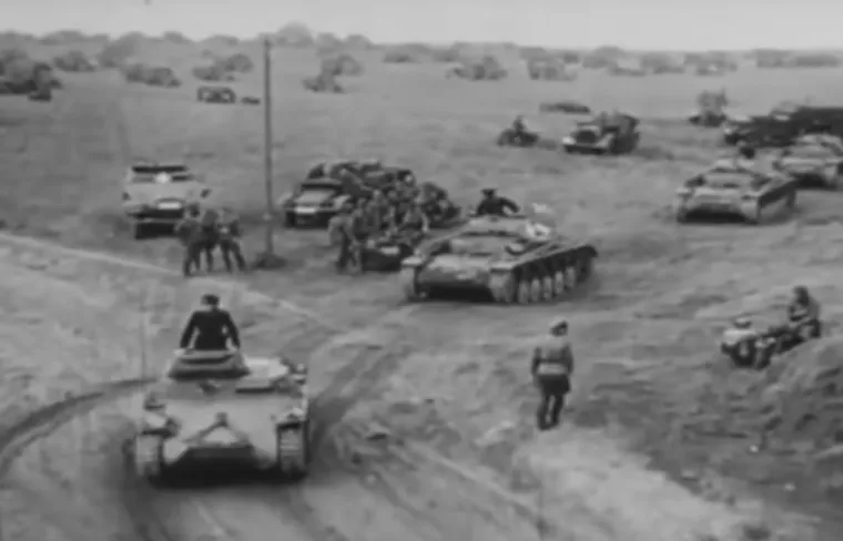 9. Rudnik s gusjenicama Golijat: Podsjeća li vas Golijat na drevnog legendarnog heroja? Možda. Jednog dana 1940. njemački Wehrmacht je slučajno niz rijeku Seine naišao na &quot;čudan&quot; prototip vozila na daljinsko upravljanje. Saznali su da je Adolphe Kegresse, francuski dizajner vozila, izumio ovo vozilo čudnog izgleda. S vremenom je Adolphov prototip je razbuktao njemačku maštu, inspirirajući ih da proizvedu svoje domaće vozilo na daljinsko upravljanje. Njemački inženjeri dizajnirali su vozilo da služi kao protutenkovsko oružje. To je obilježilo rođenje &quot;Rudnika na tragu Golijata&quot;. 30,5 centimetara visoko, 122 centimetra dugo vojno vozilo moglo je nositi otprilike 60 kilograma visokog eksploziva. Nekoliko je časnika moglo daljinski upravljati vozilom, voziti ga ispod neprijateljskih tenkova i detonirati bombe, ali Golijat je došao sa svojim dobrim dijelom problema. Prvo, značajka daljinskog upravljanja radila je preko kabela duljine 650 metara; dizajneri su postavili kabel između vozača i vozila. Ubrzo su protivnički vojnici saznali da mogu brzo neutralizirati Golijata presijecanjem ovog kabela i to nije bilo sve; krećući se s “bezbrojnih” 9,6 km/h, Golijat je bio strahovito spor. Da stvar bude još gora, lako se zaglavio u zemlji i uživao je malo zaštite svojim tankim oklopnim pokrovom. Nijemci su, kako se moglo predvidjeti, upotrijebili Golijata u borbi s malo uspjeha. Pokušali su rasporediti neučinkovitog giganta tijekom Varšavskog ustanka i na plažama u Normandiji. Konačno, silno razočarani i frustrirani, Nijemci su napustili ovaj neuspjeli projekt uznemireni.