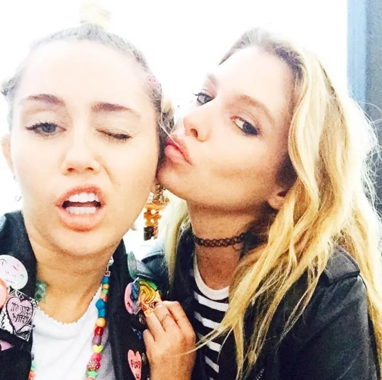 10. Miley Cyrus i Stella Maxwell