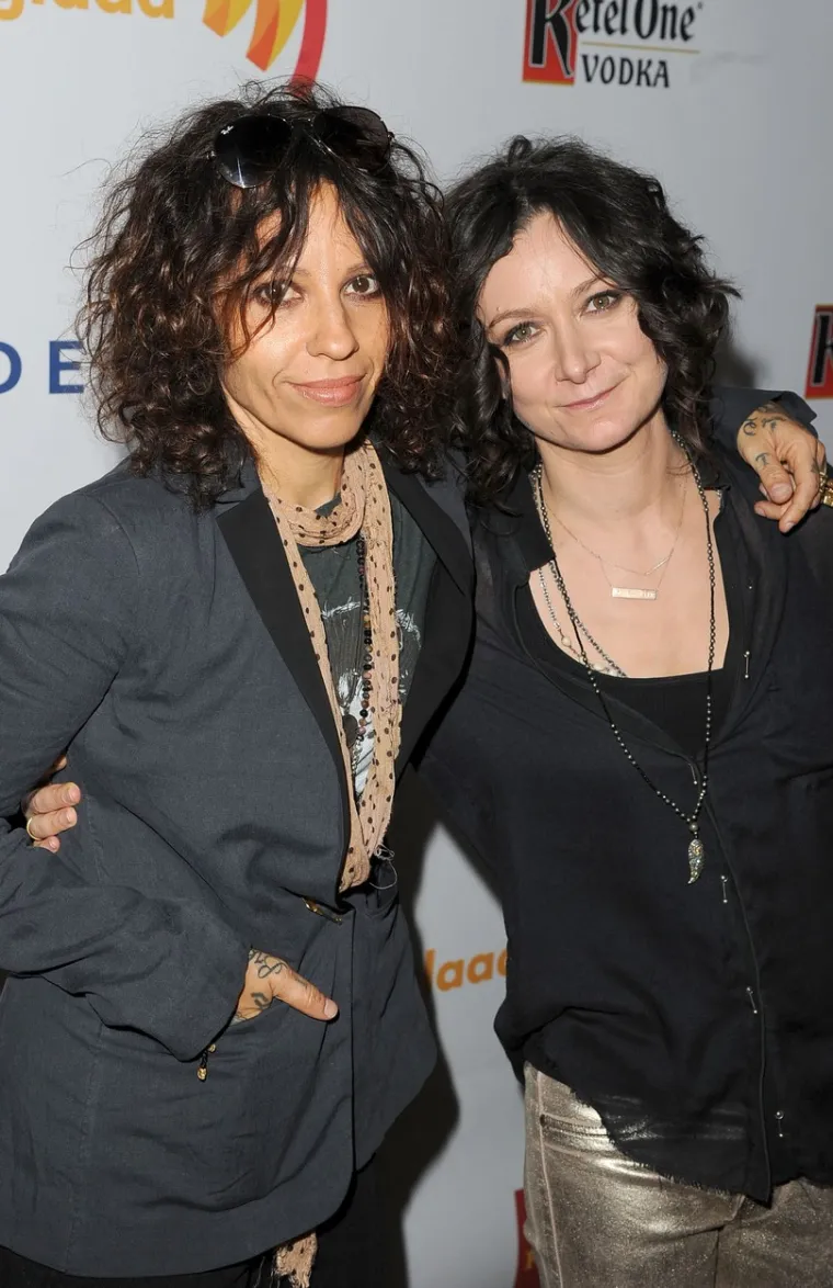 12. Sara Gilbert i Linda Perry
