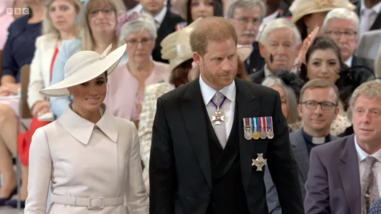 Naime, očekuje se da će Harry i Meghan ostati pritajeni tijekom četverodnevnog jubilarnog vikenda, ovaj put nisu viđene kamere Netflixa koje su ih pratile na Invictus Games u Nizozemskoj u travnju. Par je nazočio i Službi zahvalnosti u katedrali sv. Pavla - njihovom prvom zajedničkom kraljevskom angažmanu u dvije godine.