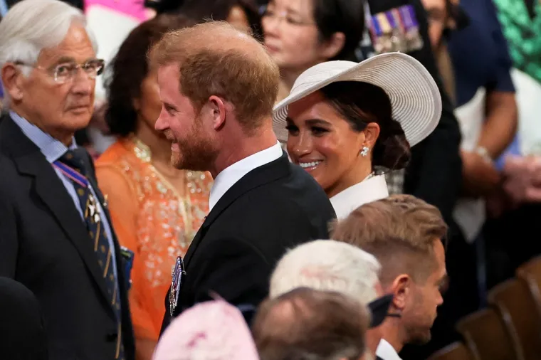 Princ Charles službeno će predstavljati kraljicu na službi u Londonu nakon što je sinoć bila prisiljena povući se, a neće se pojaviti ni princ Andrew, zbog pozitivnog testa na koronavirus. Kraljica će službu gledati na televiziji iz dvorca Windsor, a prenosit će se na BBC One.