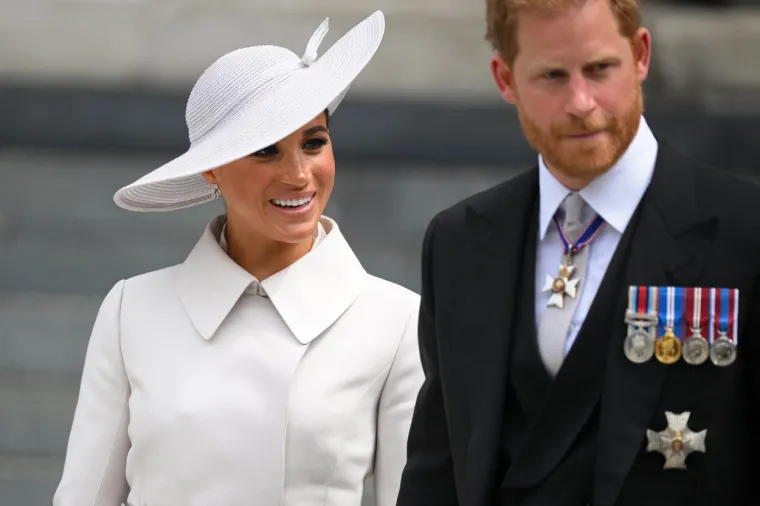 Meghan Markle i princu Harryju koji borave u Frogmore Cottageu u Windsoru, u četvrtak nije bilo dopušteno izaći na balkon Buckinghamske palače, već su umjesto toga nastup parade konjske garde gledali s prozora. No, ova služba kod Katedrale bit će prvo Harryjevo i Meghanino pojavljivanje u The Firmu od njihove službe Commonwealtha u Westminsterskoj opatiji u ožujku 2020., netom prije nego što su službeno odstupili s mjesta viših članova kraljevske obitelji.