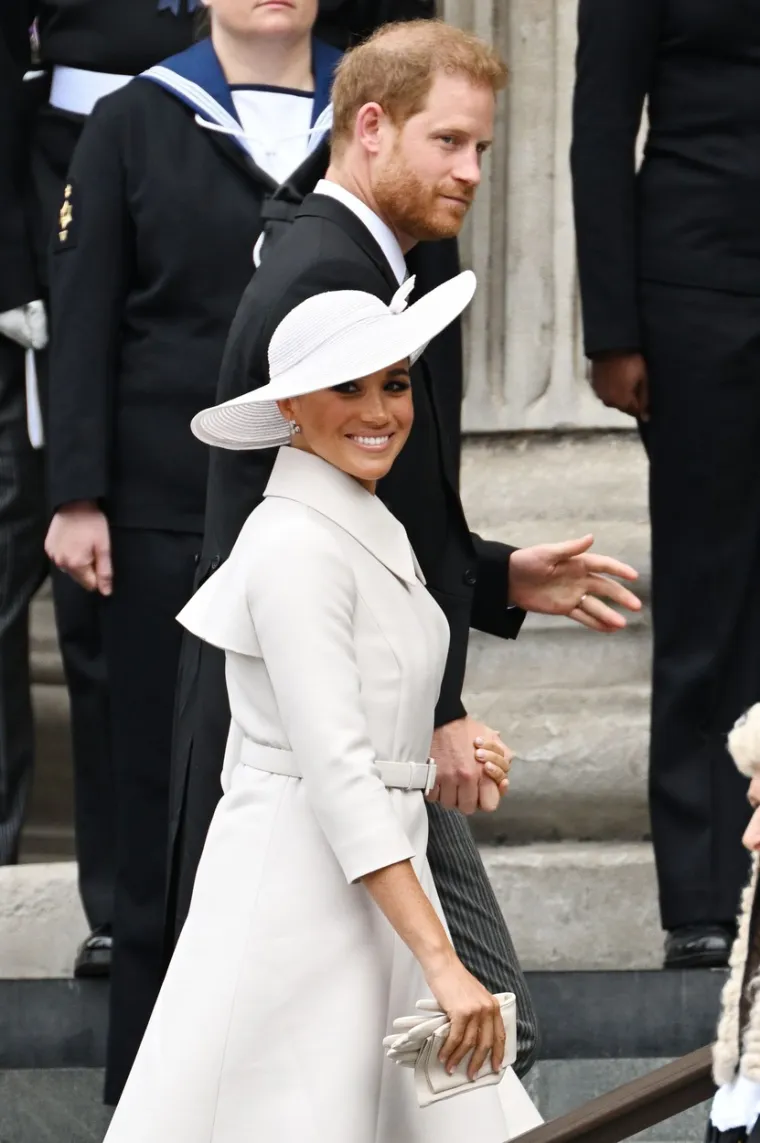Osim toga, ranije ovog tjedna objavljeno je da su Harry i Meghan obećali da će se skrivati kako ne bi zasjenili Jubilej. Par je osigurao da njihovi nastupi budu strogo ograničeni, a došli su samo s djecom te s nekoliko članova svog tima. Oni, navodno, ostavljaju najpouzdanije članove tima u Sjedinjenim Državama kako bi sve proteklo što jednostavnije.