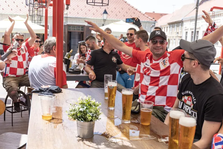 Veselo u Osijeku: Počinje navijački urnebes, stigli i tamburaši