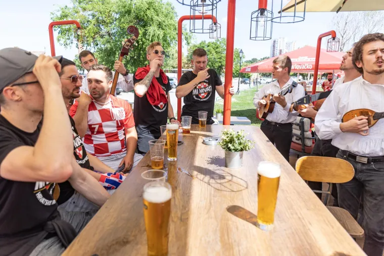 Veselo u Osijeku: Počinje navijački urnebes, stigli i tamburaši