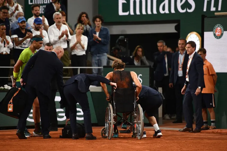 FOTO Nadal u finalu: Zverev zbog teške ozljede predao meč! Izveli ga u kolicima