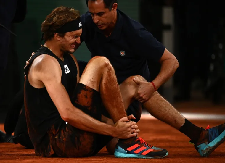 FOTO Nadal u finalu: Zverev zbog teške ozljede predao meč! Izveli ga u kolicima